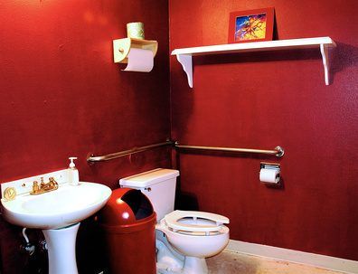 Les couleurs foncées peuvent faire une petite salle de bains se sentir positivement minuscule.