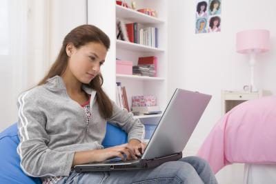 Adolescente sur un ordinateur portable
