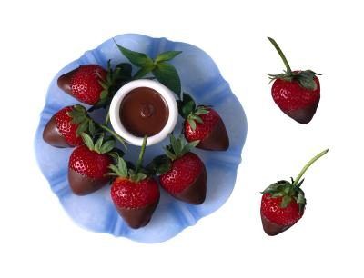 Servir fraises enrobées de chocolat.