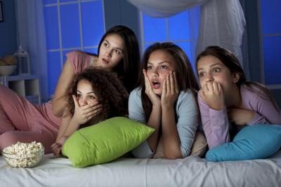 Les adolescents regardent un film avec pop-corn