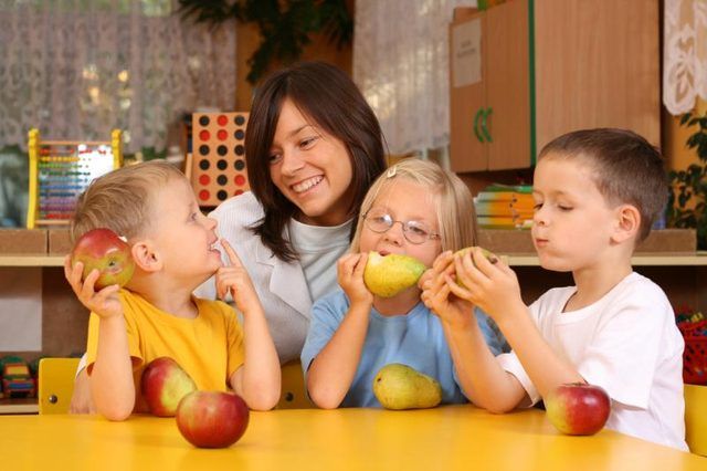Enfants mangeant des fruits en classe.