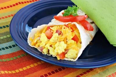 Petit déjeuner tortilla avec des œufs, le fromage et le poivron rouge.