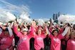 Survivantes du cancer du sein célébrant en marche