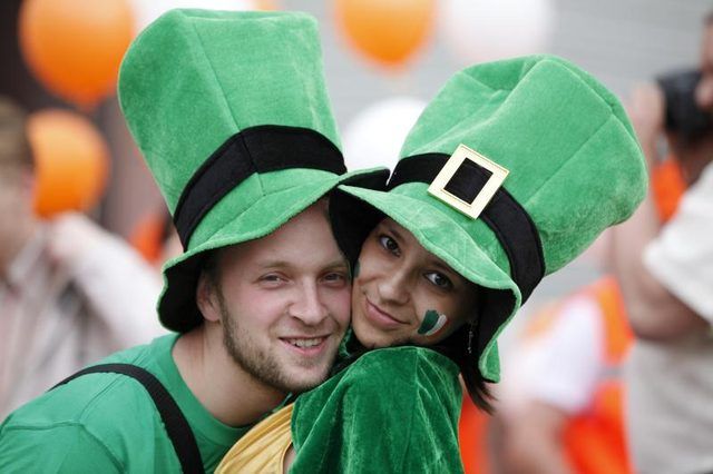 Couple habillé dans la Saint-Patrick's Day gear