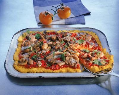 Farine de maïs ou de la polenta peuvent faire une délicieuse croûte de pizza substitut, mais le processus est différent.