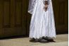Les enfants qui participent à la première communion porter du blanc.