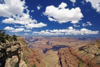 Le terrain du Grand Canyon a été formé par l'érosion au cours de millions d'années.