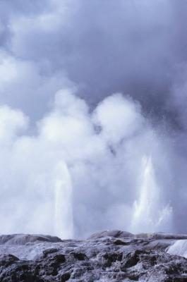A des sources chaudes Geyser au parc de Yellowstone.