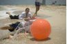 Un ballon de plage est un must-have pour un beach party d'anniversaire pas cher.