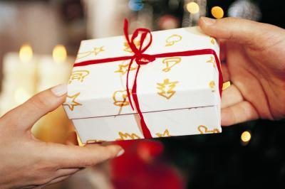 Si vous're struggling with finding a cheap Secret Santa gift for your office exchange this year, try thinking outside of the box.
