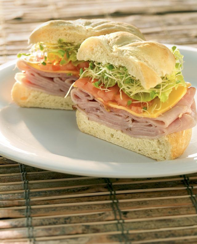 Délicieux sandwichs sur une plaque.