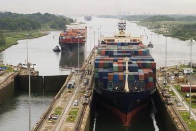 Bateaux entrer dans le canal de Panama