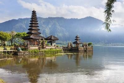 Temple par le lac à Bali, Indonésie