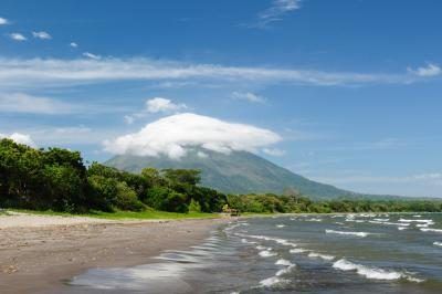 Volcan et l'océan au Nicaragua