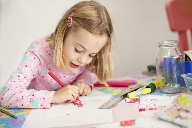 Petite fille à colorier sur la bannière