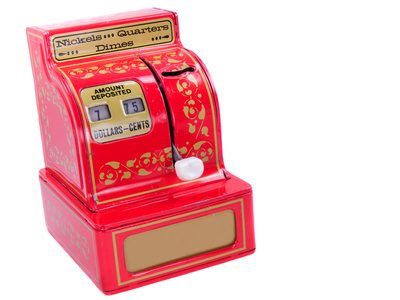 Jouer avec une caisse enregistreuse semblant peut enseigner aux enfants sur les finances personnelles.