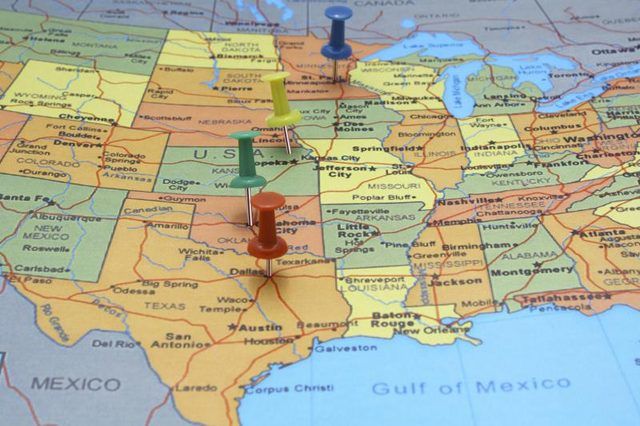 Carte des différents états aux États-Unis avec des punaises.