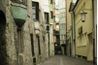 Présentez l'essence de l'Italie avec une peinture d'une rue italienne calme.