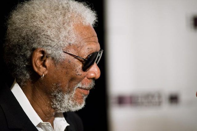 Acteur Morgan Freeman porter des lunettes de soleil.