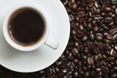 Tasse à café et grains de café.