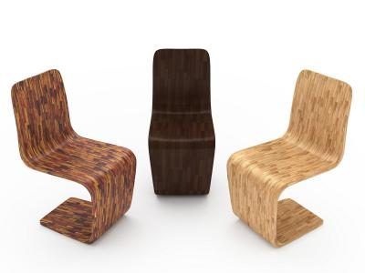 Des chaises en bois.