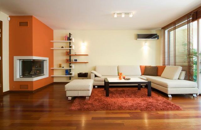 Vivre intérieur de la chambre avec cheminée d'orange mur
