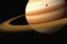 Les deux plus grands écarts entre les anneaux sont les divisions de Cassini et Encke.