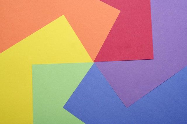 Un assortiment de différents papier de construction de couleur