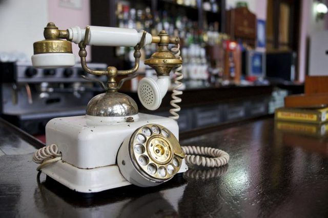 Un téléphone vintage des années 1920 sur une barre.