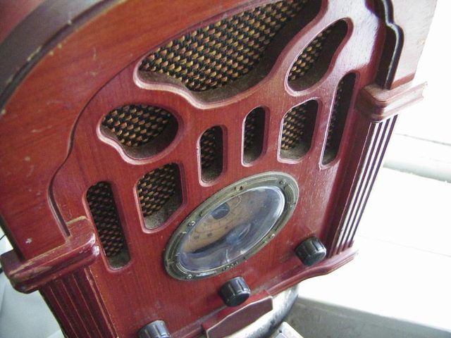 Une radio du milieu des années 1920 dans un appartement victorien.