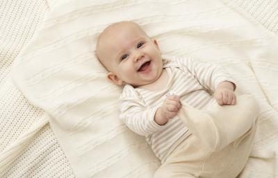 Évitez la tentation de plus de dégrouper votre bébé la nuit avec un pyjama lourds ou des lots de couvertures.