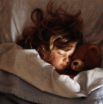 Les enfants, comme les bébés, dorment généralement mieux dans une chambre froide.