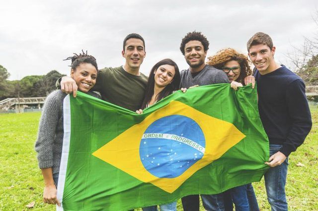 Étudiants universitaires titulaires d'un drapeau brésilien.