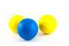 Ping pong balles fonctionnent bien pour un jeu fait maison boule dans la tasse.