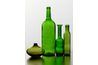 Afficher une collection de bouteilles de verre vert comme un point focal élégant dans une chambre monochrome vert.