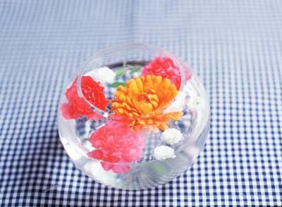Fleurs flottant dans un bol est un accent peu coûteux à une table.