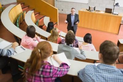 Étudiants assis dans la salle de conférence.