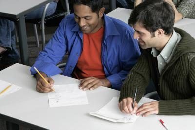 Les étudiants du Collège comparer leurs notes.