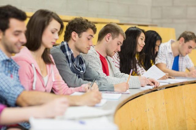 Les étudiants du Collège assis dans leçon.