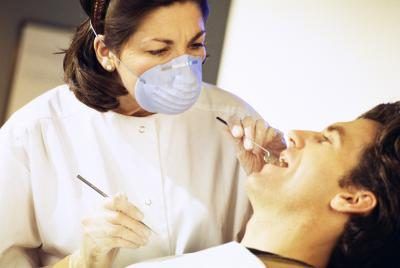 Cliniques dentaires et une variété de programmes offrent à faible revenu et des services dentaires gratuits pour le public.