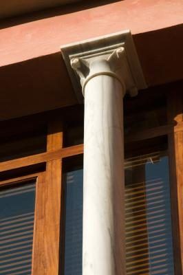 La colonne romaine toscane n'a pas de flûtes et d'un capital brut.