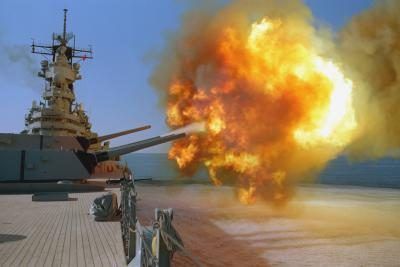 Battleship USS Wisconsin tire Mark 7 canons lors de l'opération Tempête du désert sur des cibles militaires irakiens