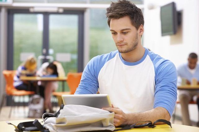 Un étudiant étudie en utilisant sa tablette.