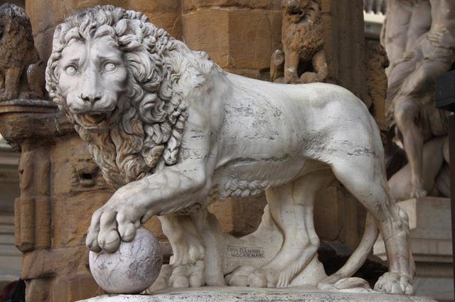 Une statue de lion à la Piazza della Signoria à Florence, sculpté par Donatello