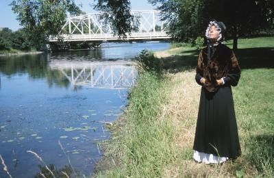 femme habillée en tenue de pèlerin