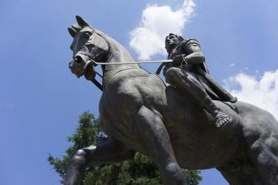 Grande pierre cavalerie statue
