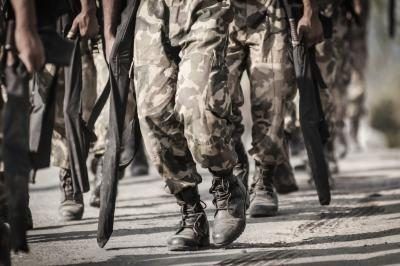 Soldats militaire marchant à pied