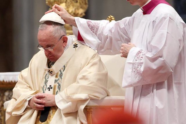 Un pape participant à une messe au Vatican à Rome.