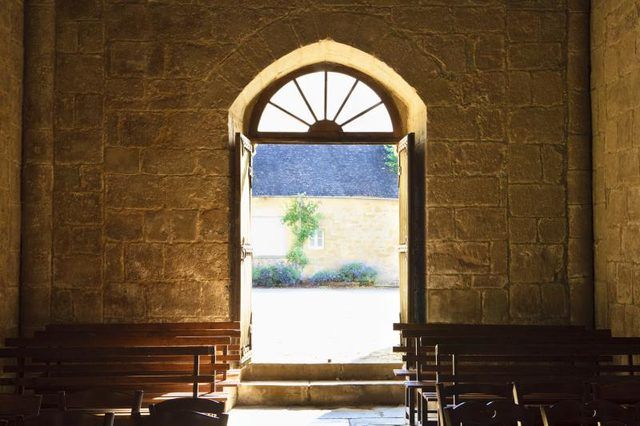 Une porte ouverte dans une église médiévale.