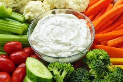Close-up d'une assiette de légumes avec une trempette